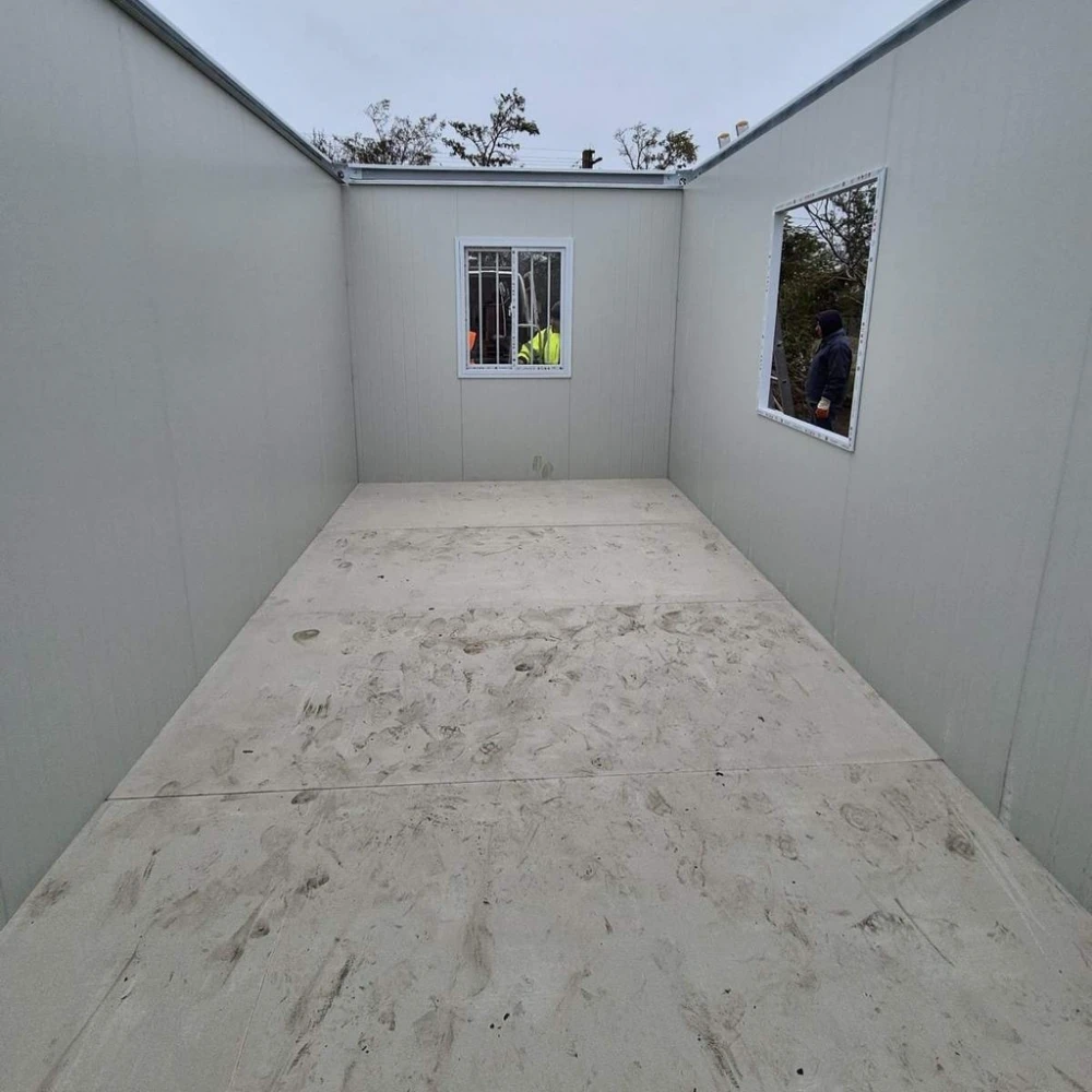 Container 12-18mp tip birou, pentru locuit, șantier, sanitar monobloc 6x3x3m cu 2 ferestre și o ușă