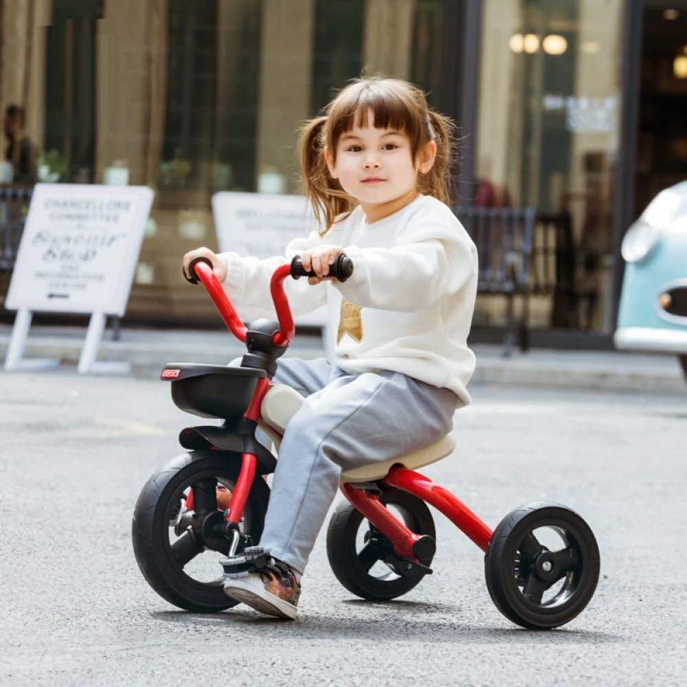 Bicicletă pentru copii cu trei roți / Tricicletă pliabilă cu pedale, scaun ergonomic și coșuleț de depozitare Bicicletă pentru copii cu trei roți / Tricicletă pliabilă cu pedale, scaun ergonomic și coșuleț de depozitare